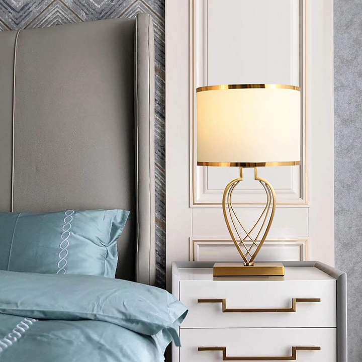 Detailed front view of Dorien table lamp with modern aesthetics
