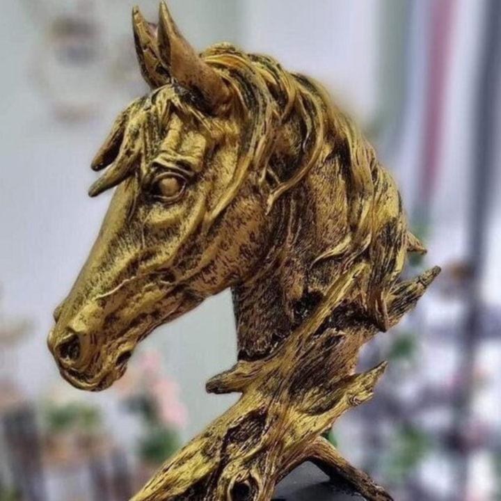 Detailed horse head decor piece made of high-quality resin