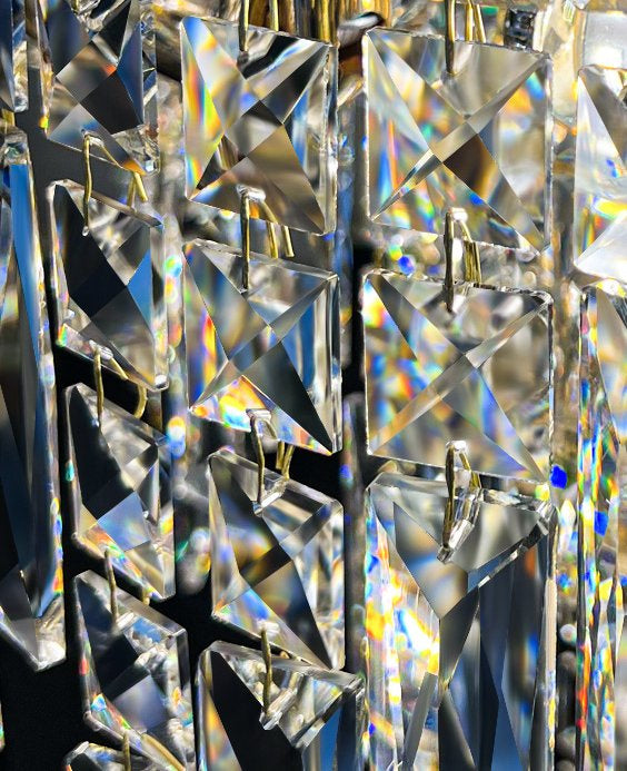 Luxury crystal pendant lamp – close-up view highlighting intricate crystal details and elegant design.