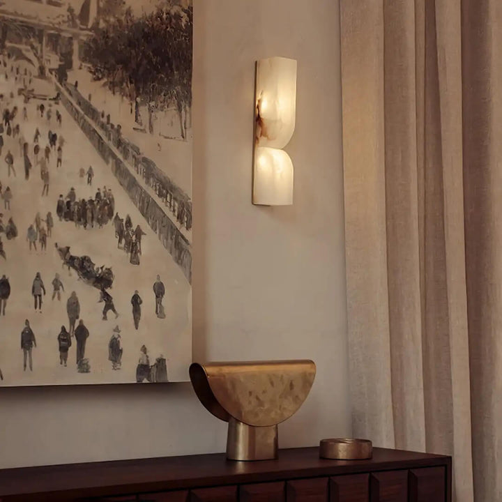 Modern alabaster wall light sconce – minimalist natural stone design providing elegant and warm ambient lighting.