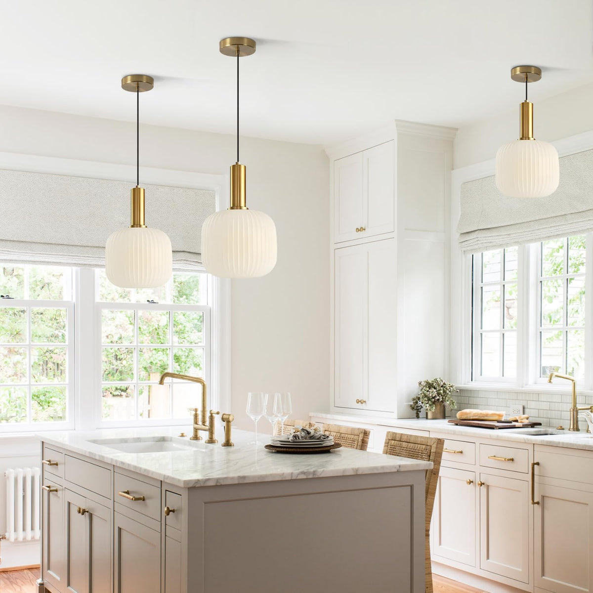  Cozy glow gold pendant light above a dining table, creating a warm and inviting atmosphere.