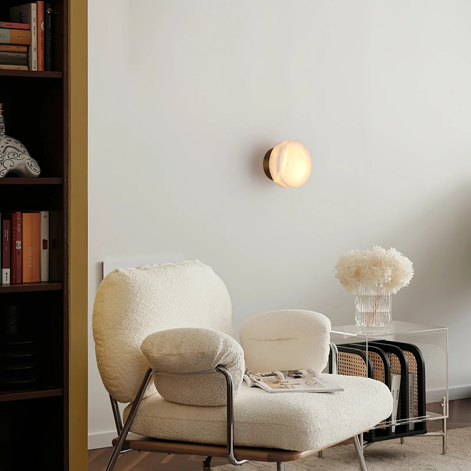 Cylindrical alabaster wall light for modern and elegant home lighting décor