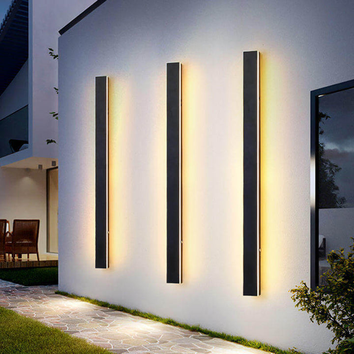 Linear GlowEdge modern outdoor wall light in black with IP65 rating – durable, weather-resistant sleek design for exterior lighting.