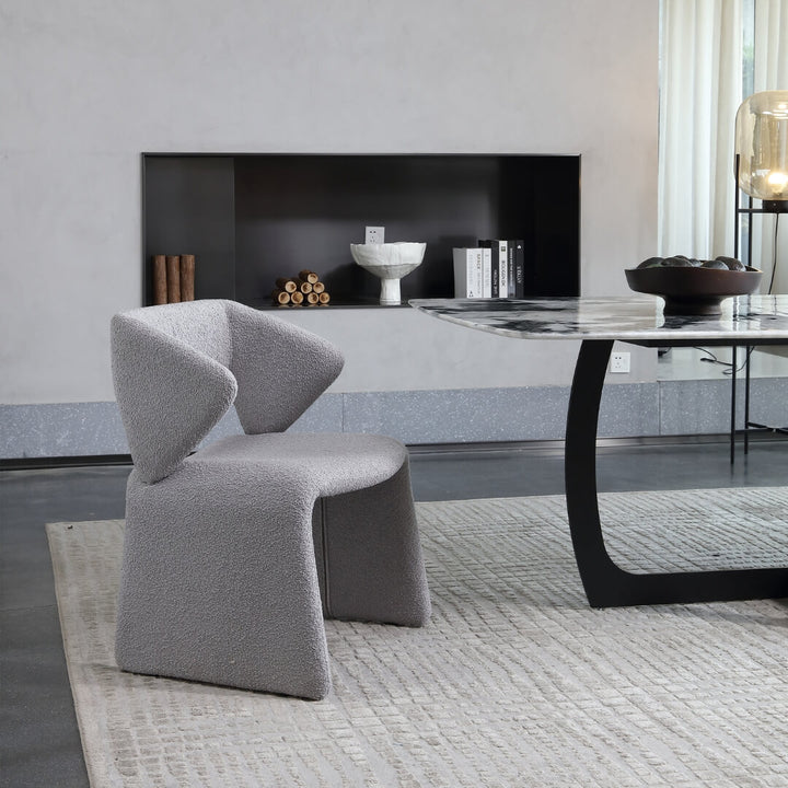Modern beige dining chair with curved backrest and cushioned seat – elegant and comfortable design.