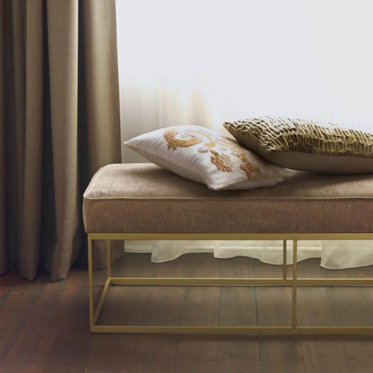 Modern Peaceful padded velvet bedroom bench – elegant design with soft velvet upholstery and cushioned seating for a cozy, contemporary bedroom look