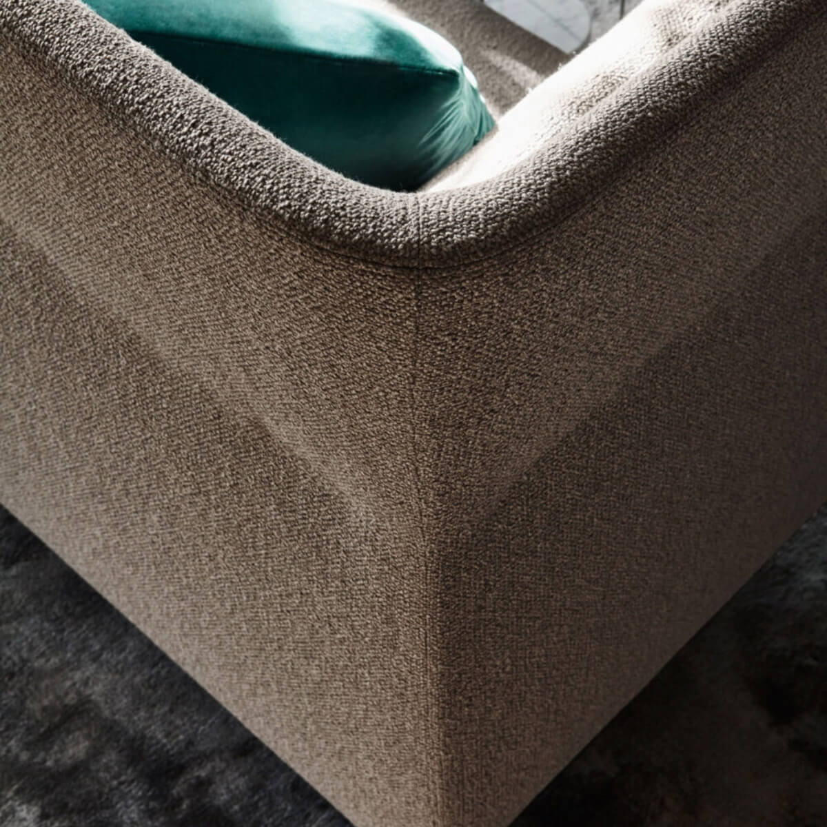 NomadNest durable modern KS40 lounge chair with cotton-linen upholstery – stylish and long-lasting seating solution