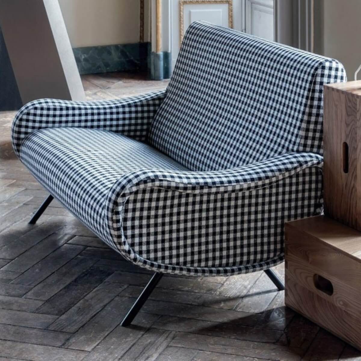 Side view of Plume Prestige KS41 lounge chair upholstered in cotton-linen fabric – modern design with clean lines and comfortable seating