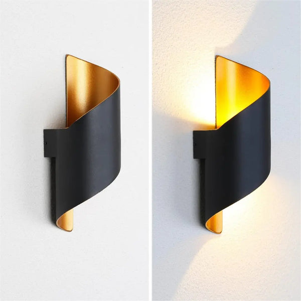 Spiral outdoor wall light in black and gold, IP65 weatherproof, perfect for modern outdoor lighting.